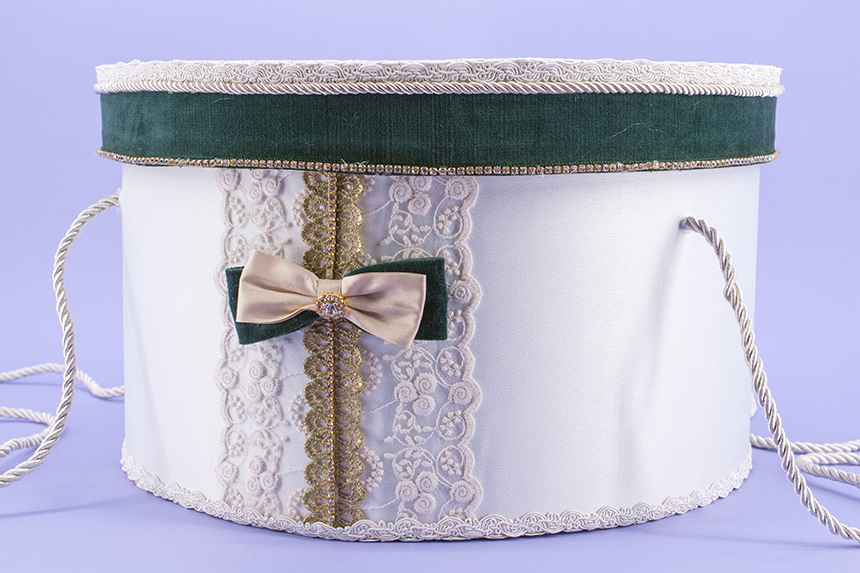 cutie trusou botez dantela si funda verde si auriu